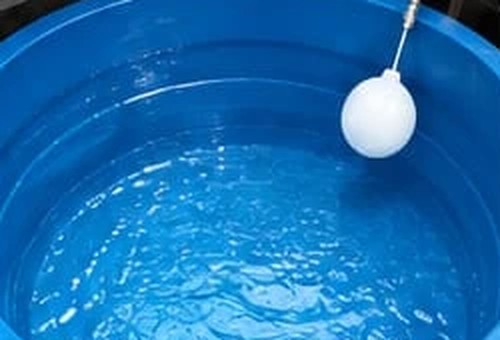 Caixa d’água azul limpa, com água transparente
